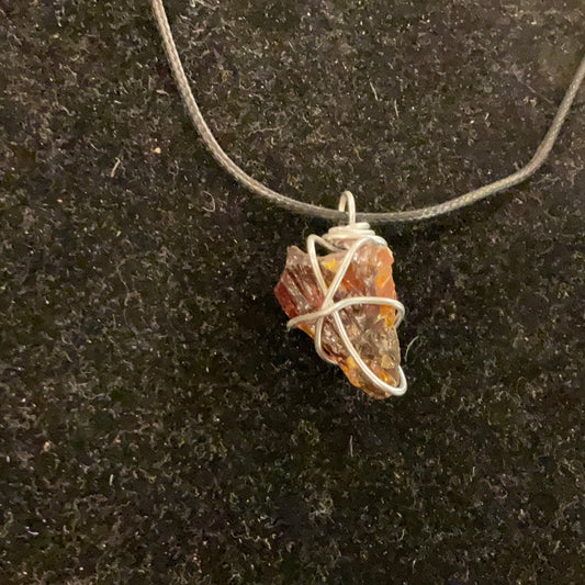 Amber Pendant Necklace (199)